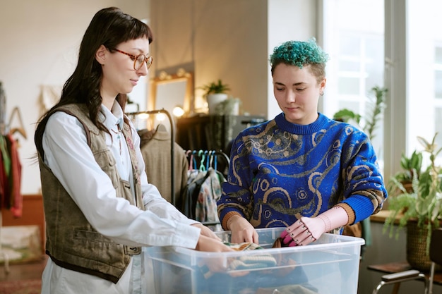 Clientes revisando piezas bordadas